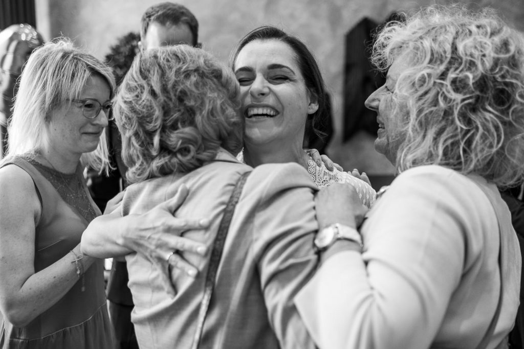 Umarmungen und Gratulation der Mutter und der Braut nach der Trauung im Standesamt Kaiswerswerth Düsseldorf