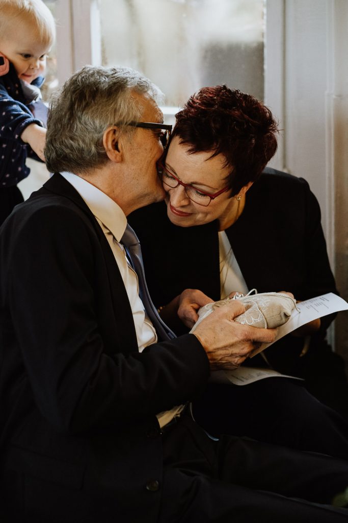 Brauteltern segnen die Ringe auf dem Ringkissen während der freien Trauung im La Dü Düsseldorf