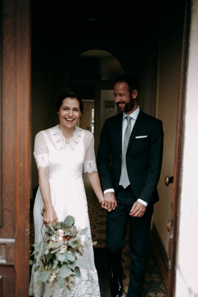 Brautpaar verlässt das Standesamt Kaiserswerth Düsseldorf nach der Trauung