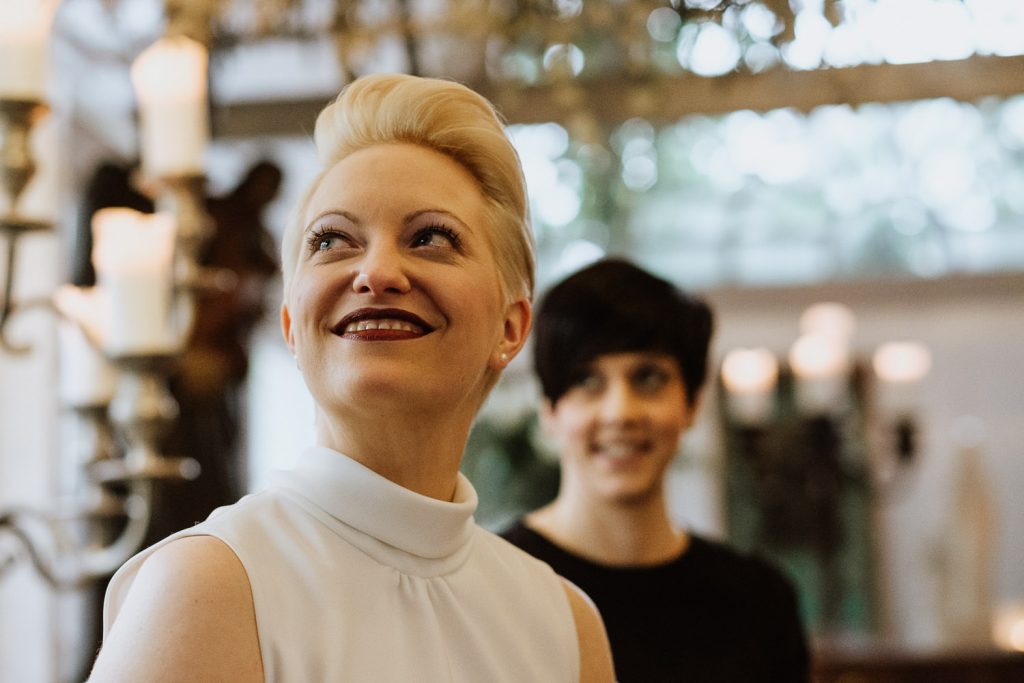 Braut schaut ihren Bräutigam sehr verliebt an