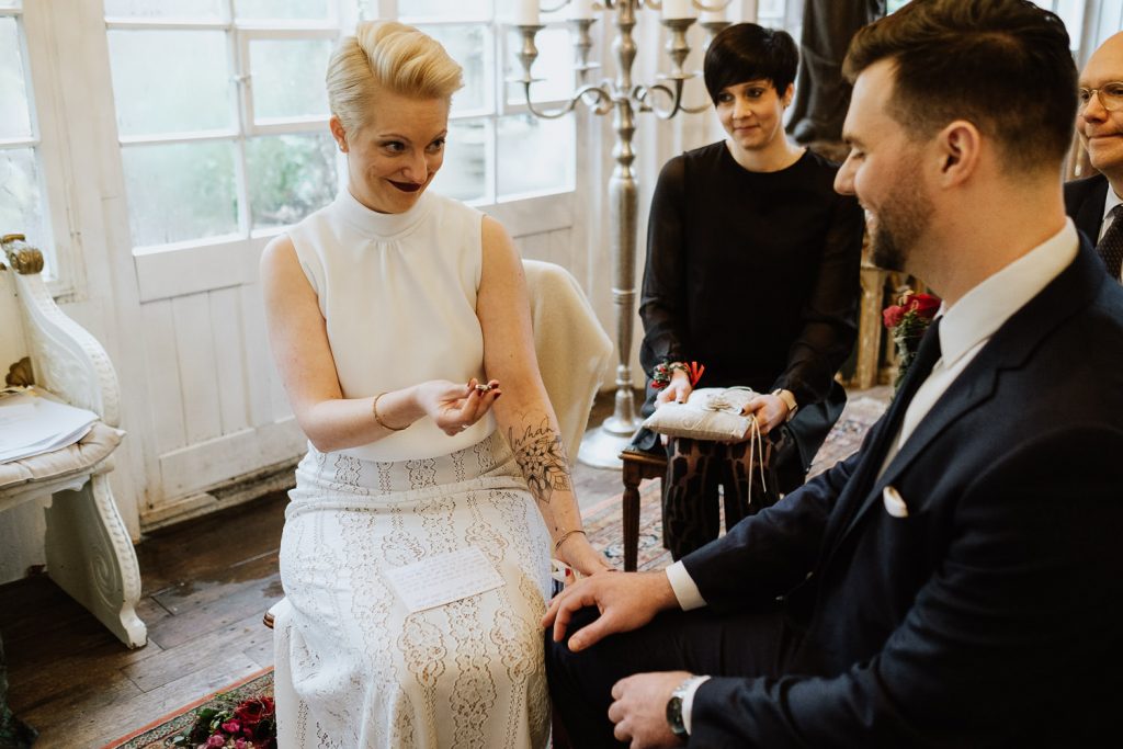 Braut bietet dem Bräutigam den Ring für den Ringtausch an
