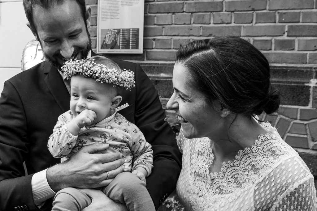 Bräutigam, Braut und die kleine Tochter nach der Trauung