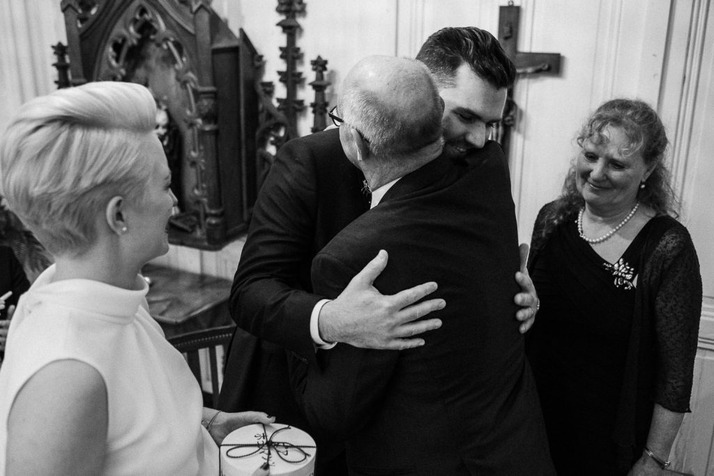 Bräutigam umarmt seinen Vater während der freien Trauung im La Dü Düsseldorf