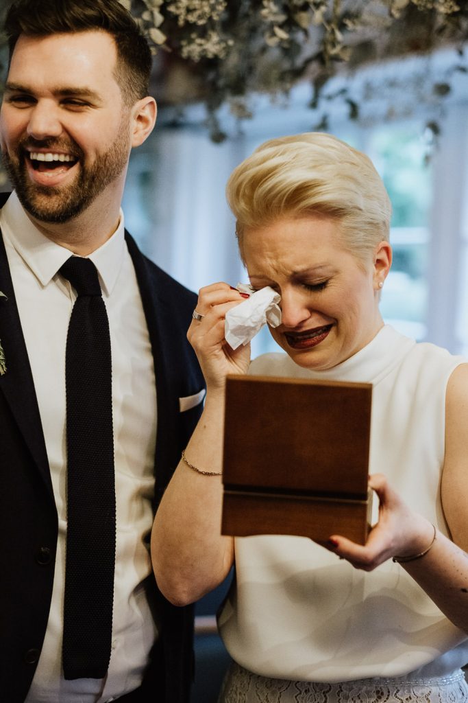 Brautpaar bekommt ein sehr persönliches Geschenk und Braut weint