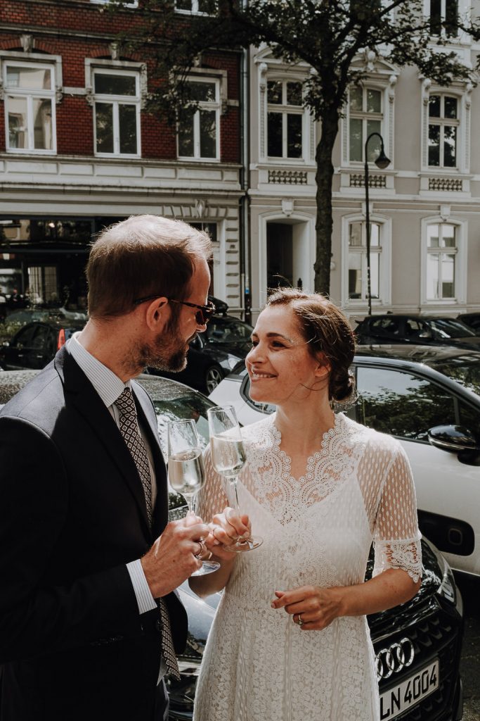 Brautpaar stösst mit Sekt miteinander an