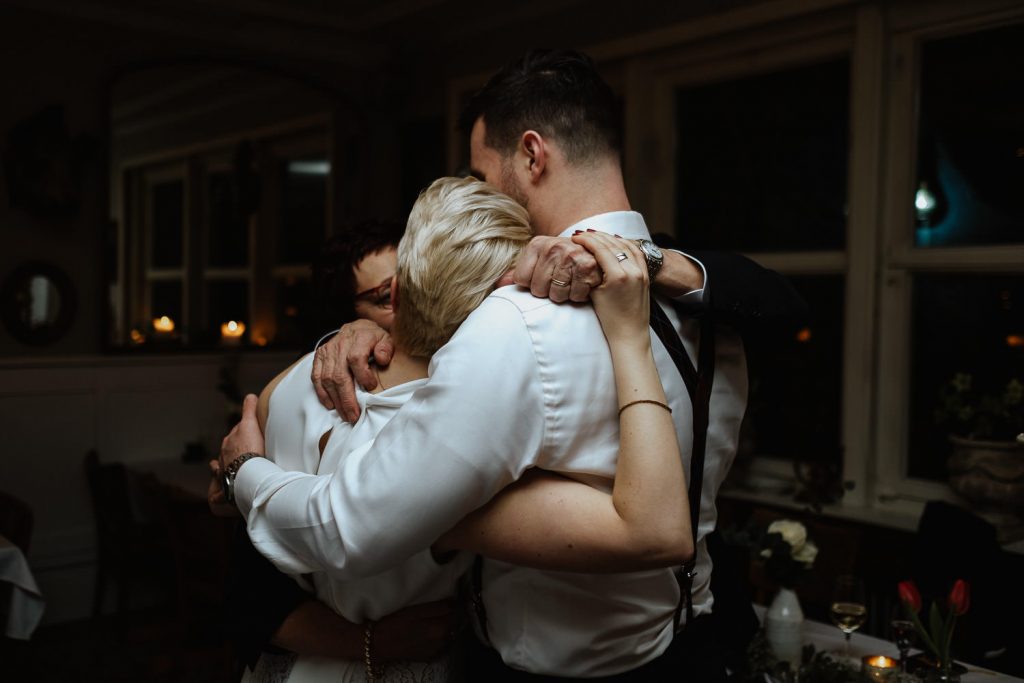 Gruppenumarmung auf einer Hochzeit