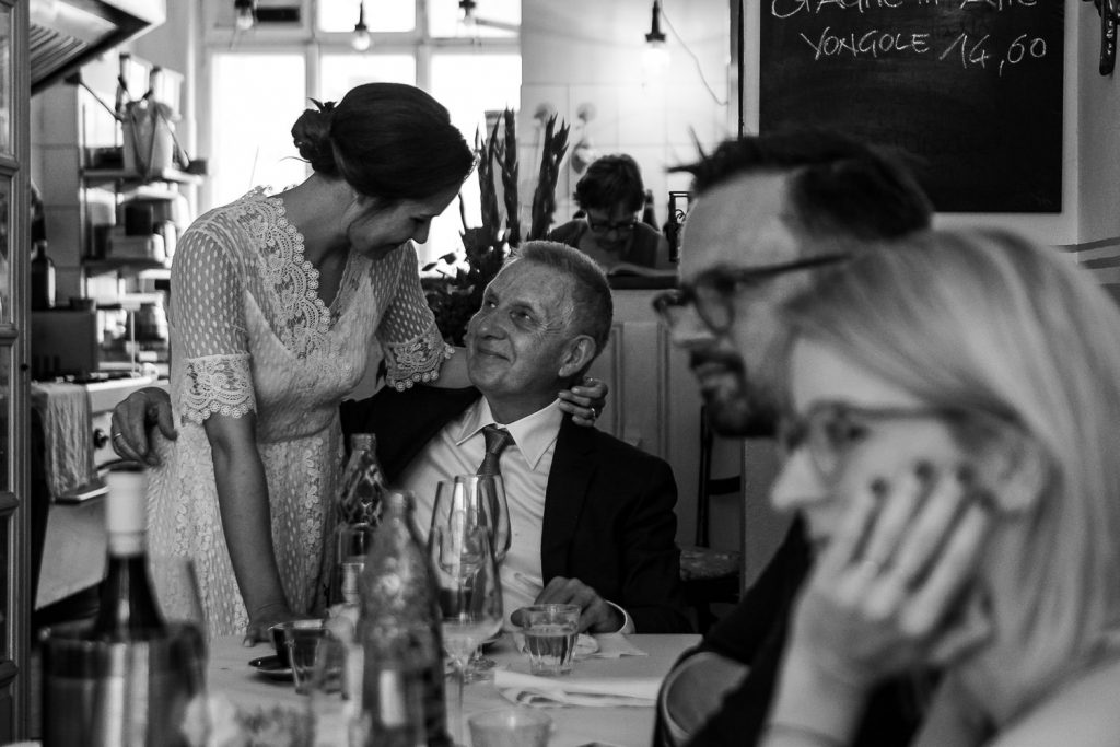 Braut und Brautvater schauen sich liebevoll in die Augen