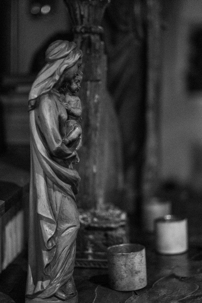 kirchliche Holzfigur in Nahaufnahme