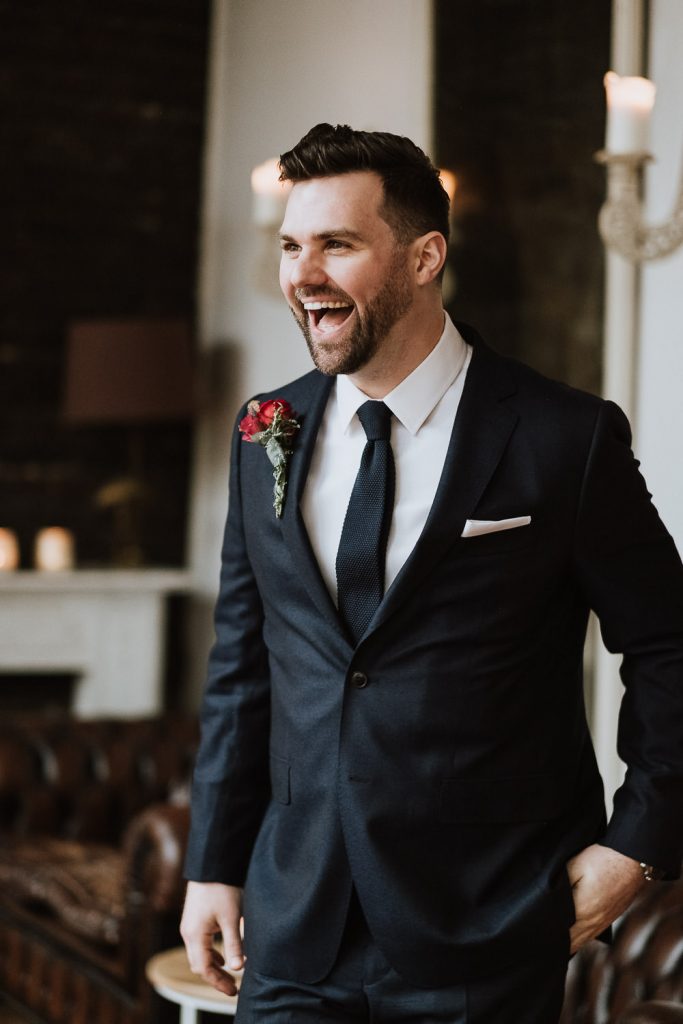 Bräutigam freut sich sehr seine Braut das erste Mal zu sehen