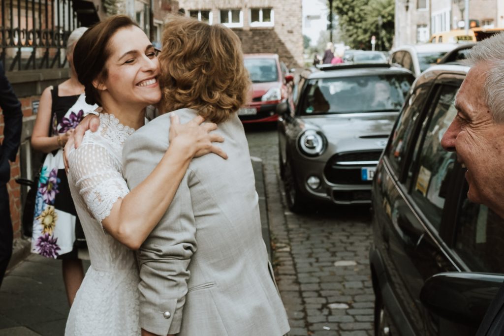 Braut umarmt die Brautmutter