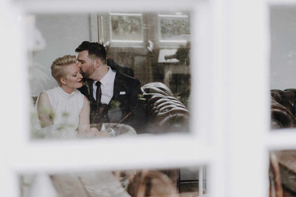 Brautpaar genießt die Zweisamkeit vor der Trauung