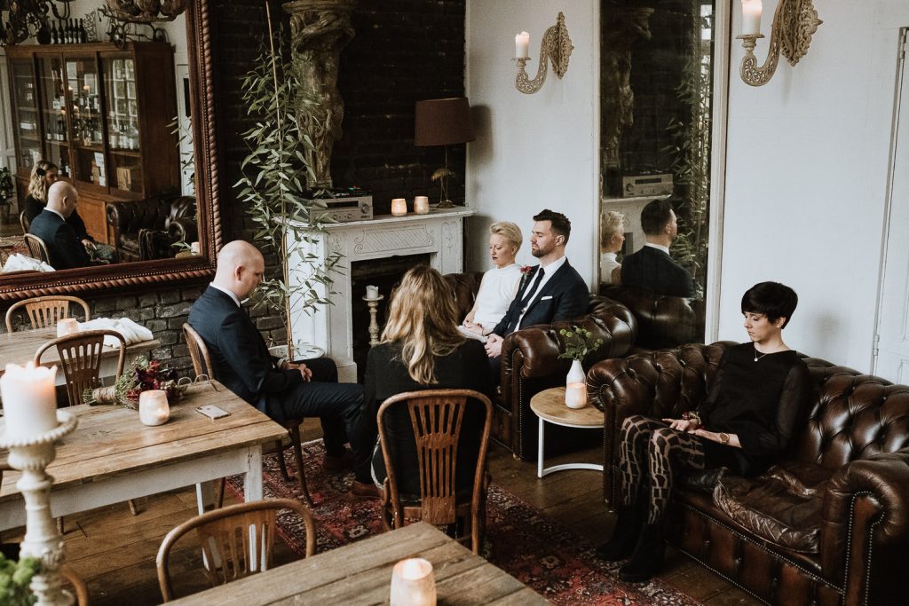 Brautpaar meditiert mit den Trauzeugen und der freien Rednerin vor der freien Trauung im La Dü Düsseldorf
