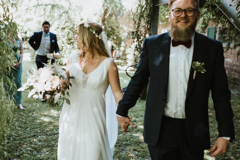 Auszug des Brautpaares nach der freien Trauung auf dem Hofgut von Hünersdorff