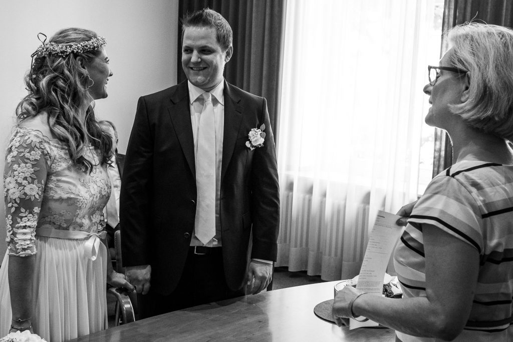 Brautpaar beim Ja-Wort im Standesamt Kaiserswerth