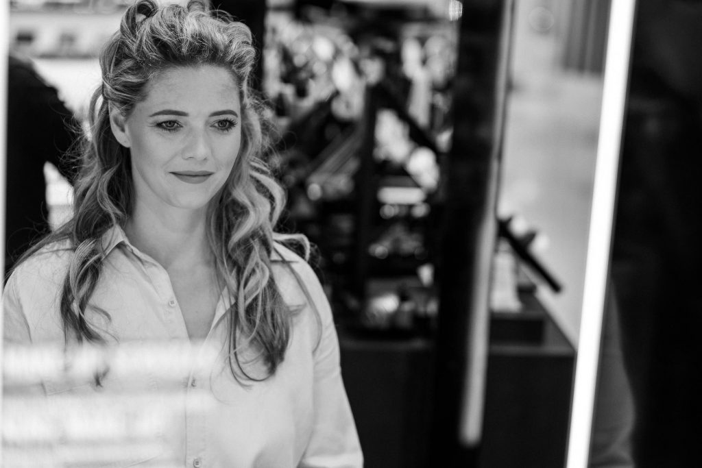 Braut schaut sich im Spiegel an