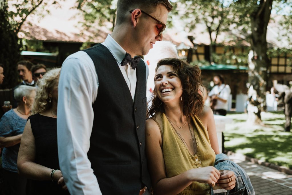 Hochzeitsgäste bei einer freien Trauung auf dem Hofgut von Hünersdorff