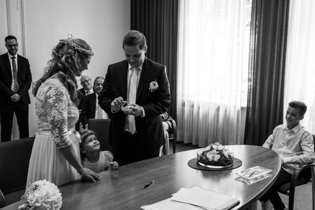 Brautpaar beim Ringtausch im Standesamt Kaiserswerth