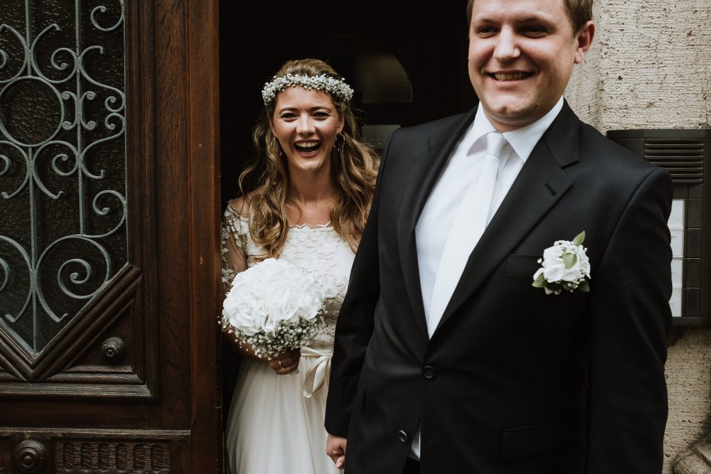 Brautpaar beim Auszug aus dem Standesamt Kaiserswerth