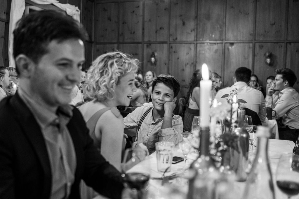 Gäste lachen ausgelassen auf einer Hochzeit