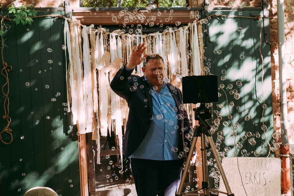 Gast auf einer Party vor einer Seifenblasenmaschine auf dem Hofgut von Hünersdorff