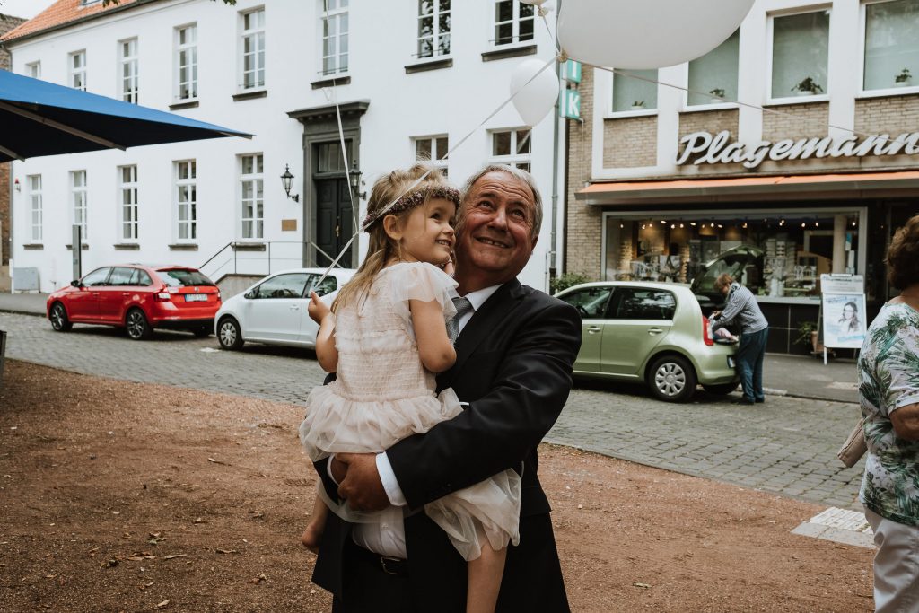 Opa und Enkelin beim Luftballon steigen lassen auf einer Hochzeit im Standesamt Kaiserswerth