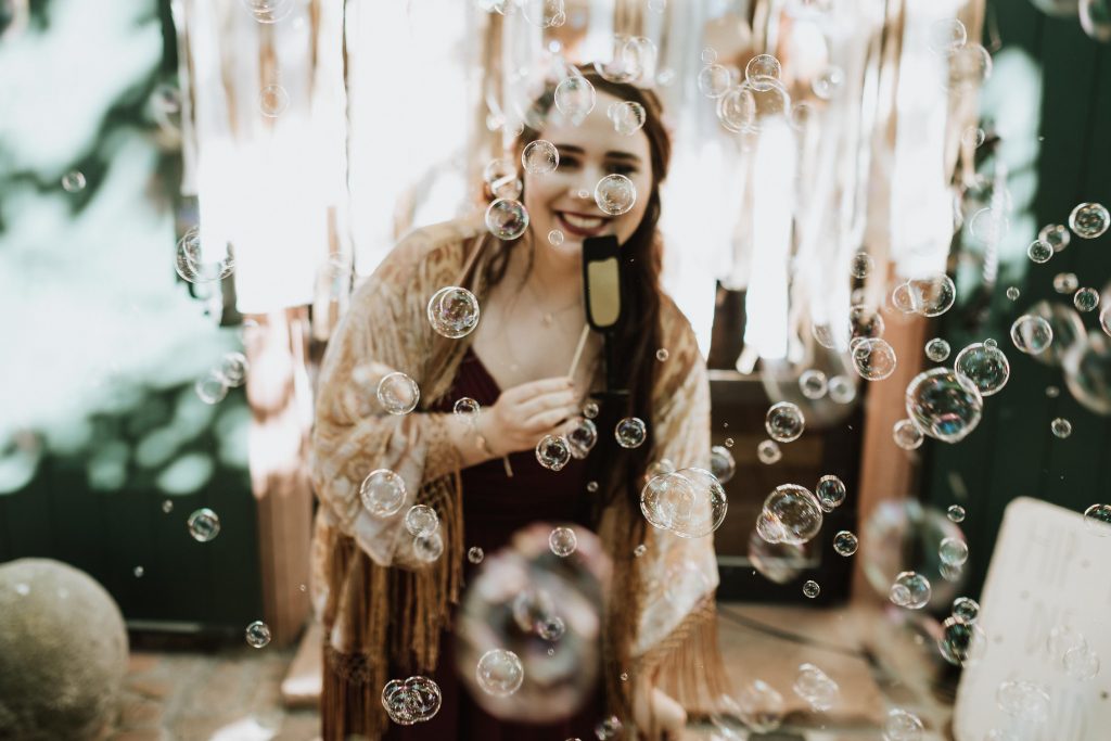 Gästen vor der Photobox voller Seifenblasen