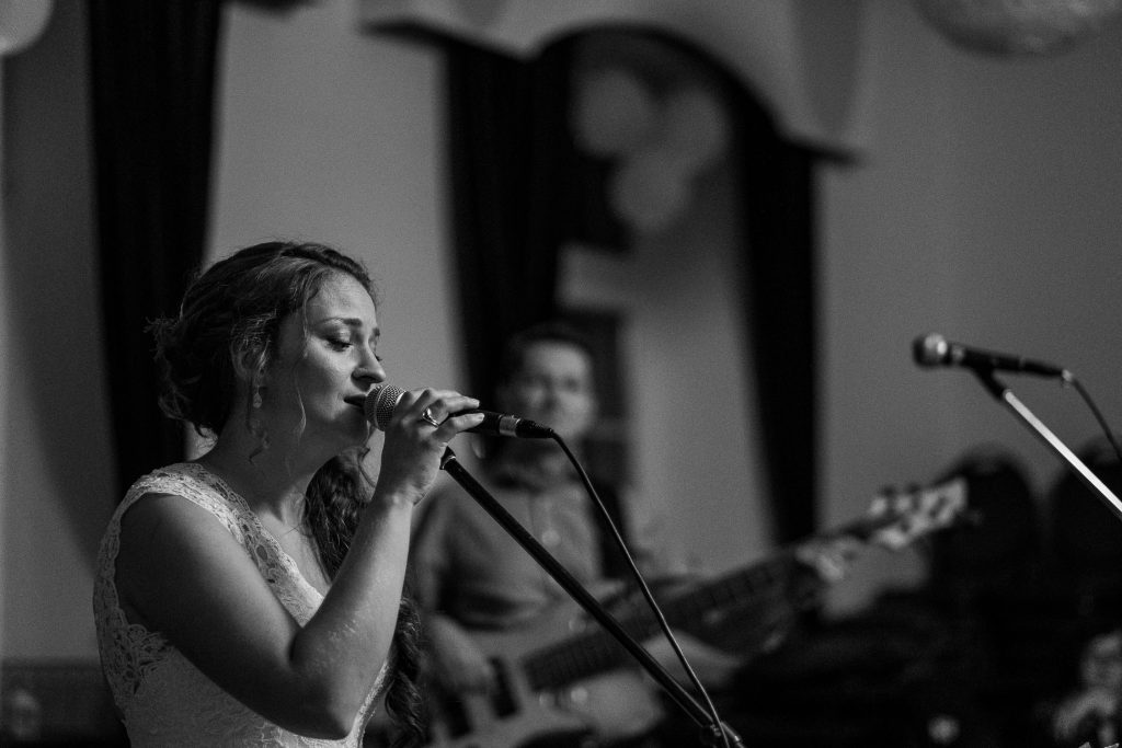 Braut singt auf ihrer eigenen Hochzeit für ihren Bräutigam