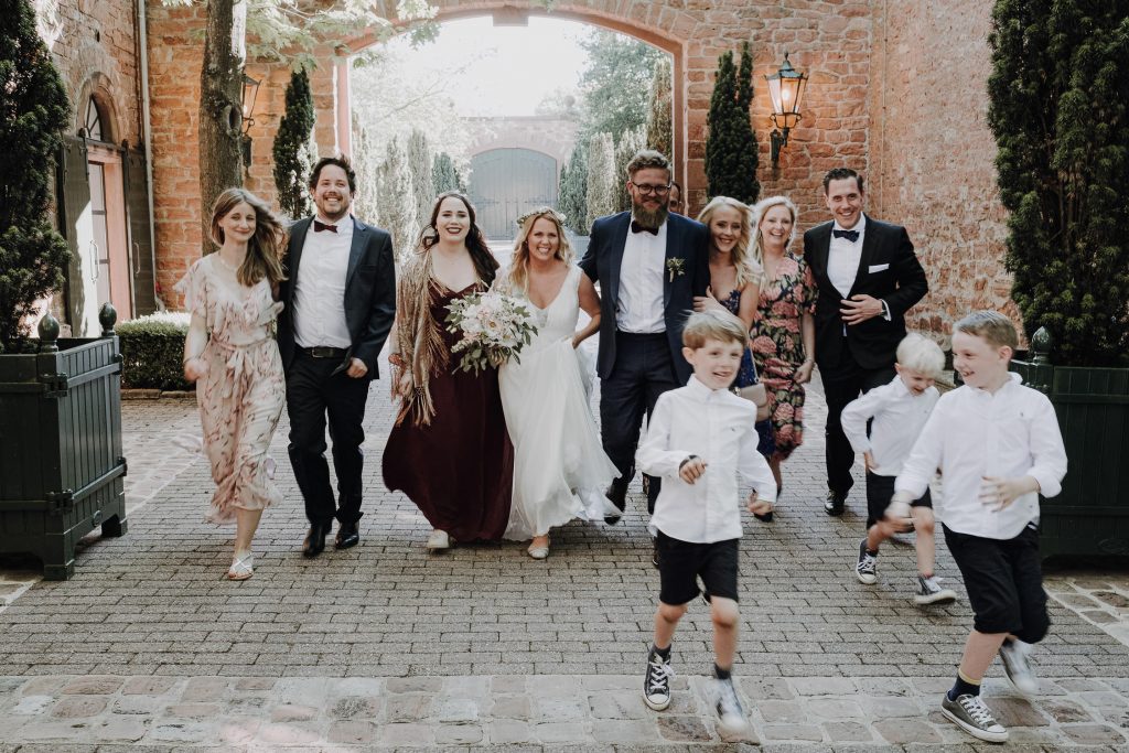 Familienportrait auf einer Hochzeit auf dem Hofgut von Hünersdorff