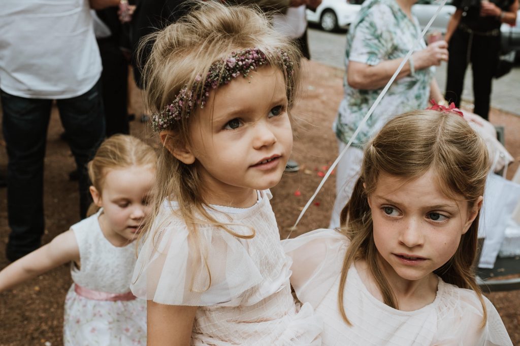 3 Blumenmädchen während einer Hochzeit im Standesamt Kaiserswerth