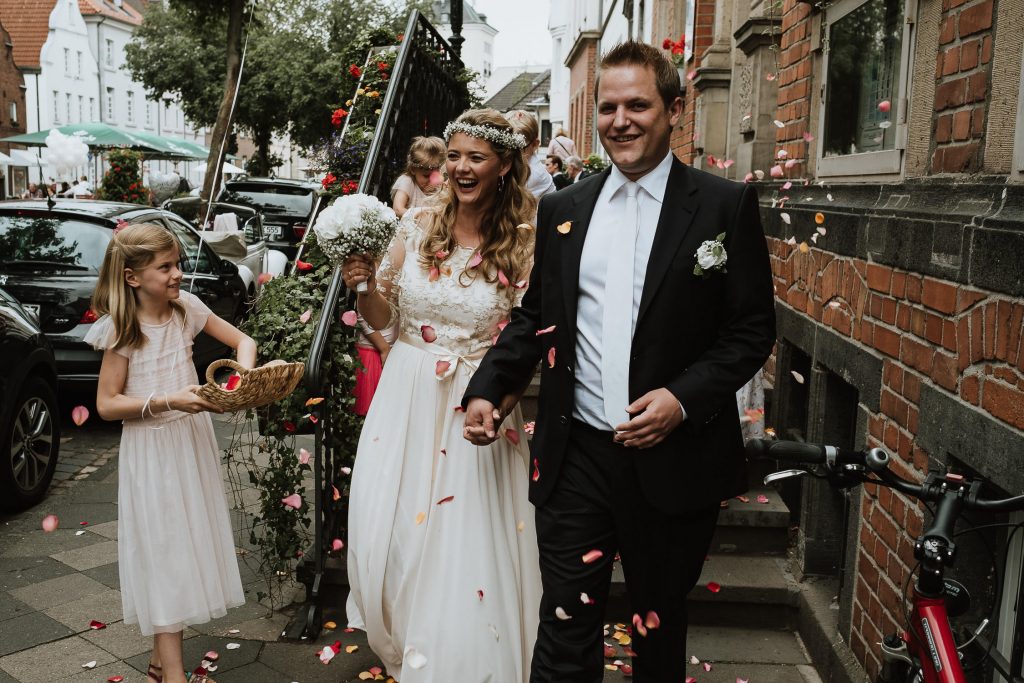 Brautpaar wird beim Auszug aus dem Standesamt Kaiserswerth mit Blumen beworfen