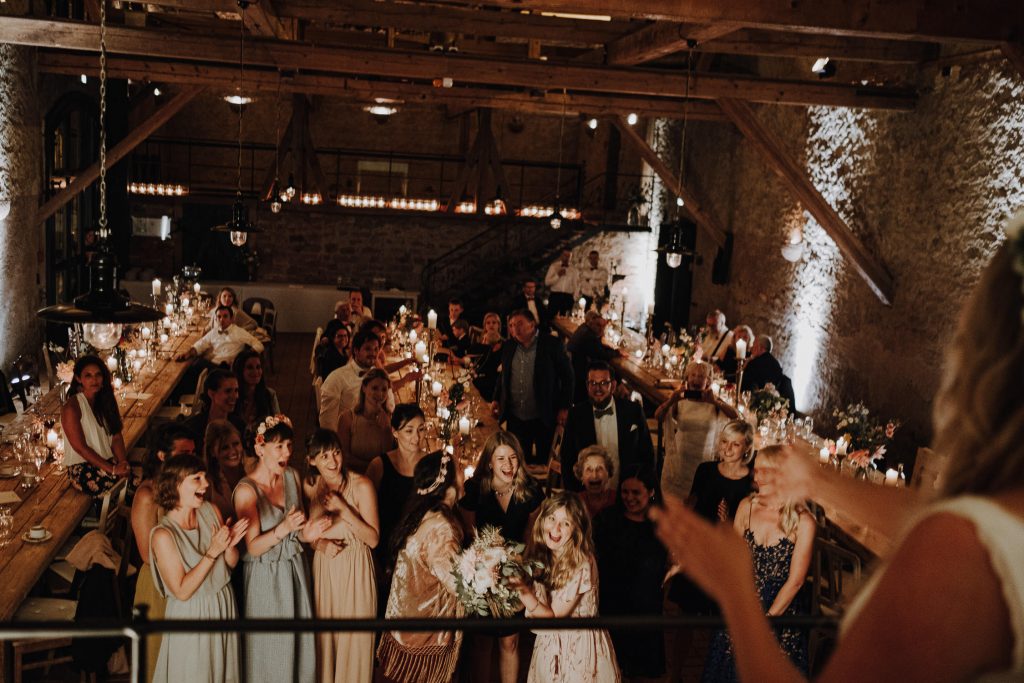 Braut wirft den Brautstrauss von der Bühne auf dem Hofgut von Hünersdorff