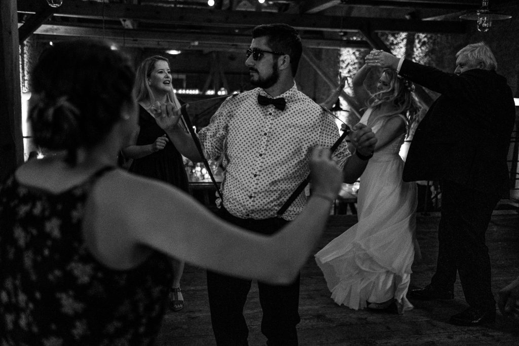 Partybild einer Hochzeitsgesellschaft auf Hofgut von Hünersdorff