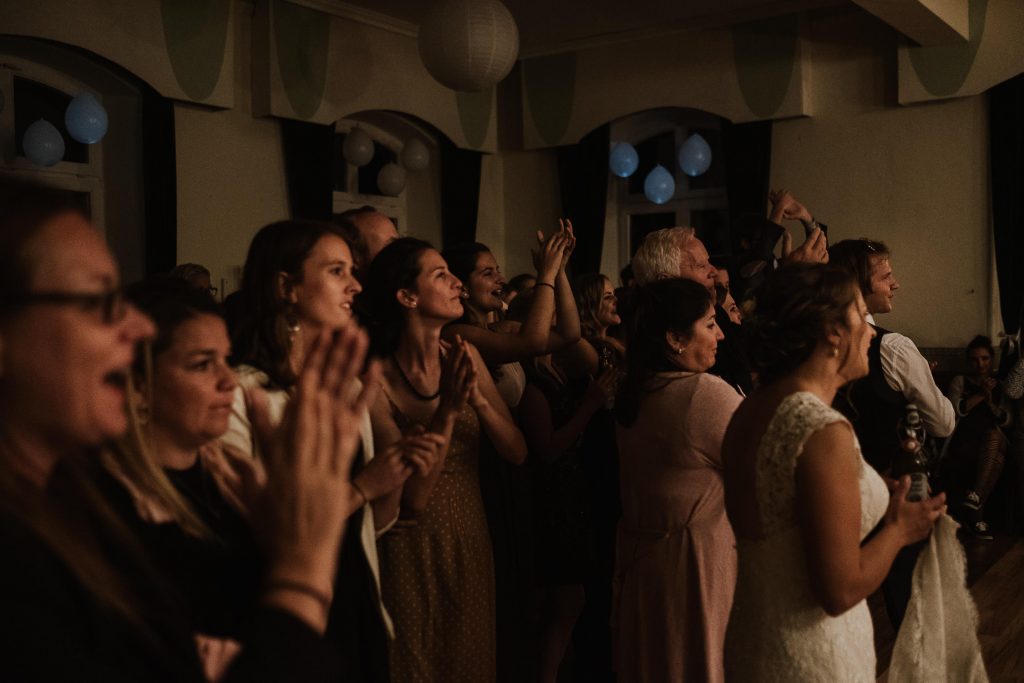 Hochzeitsgesellschaft applaudiert für eine Band während der Hochzeitsparty