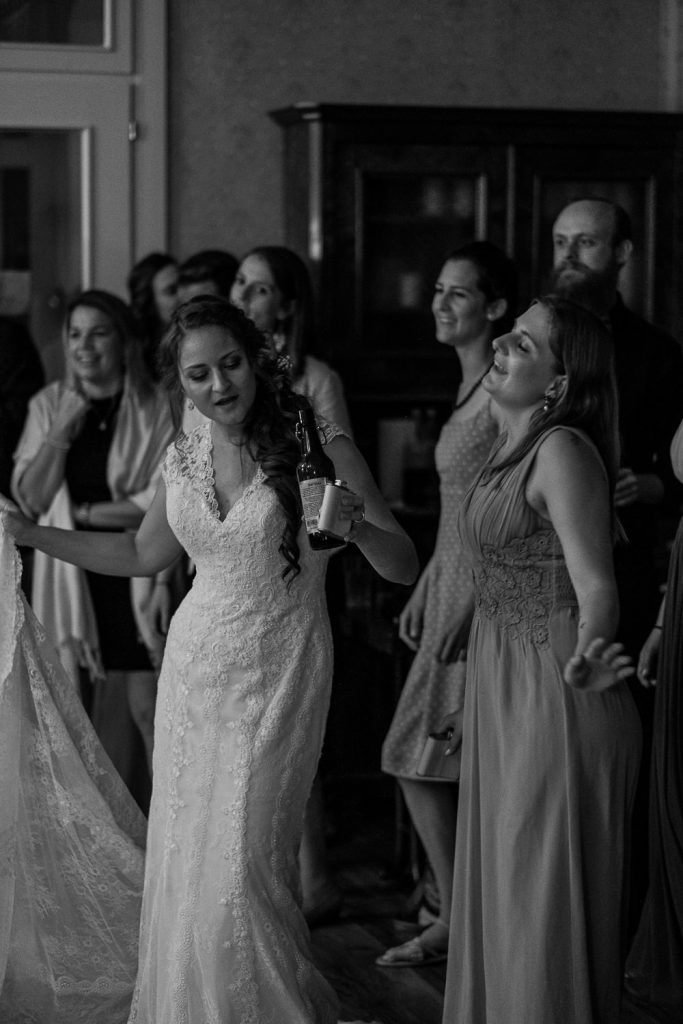 Braut tanzt mit ihren Freundinnen auf der Hochzeitsparty