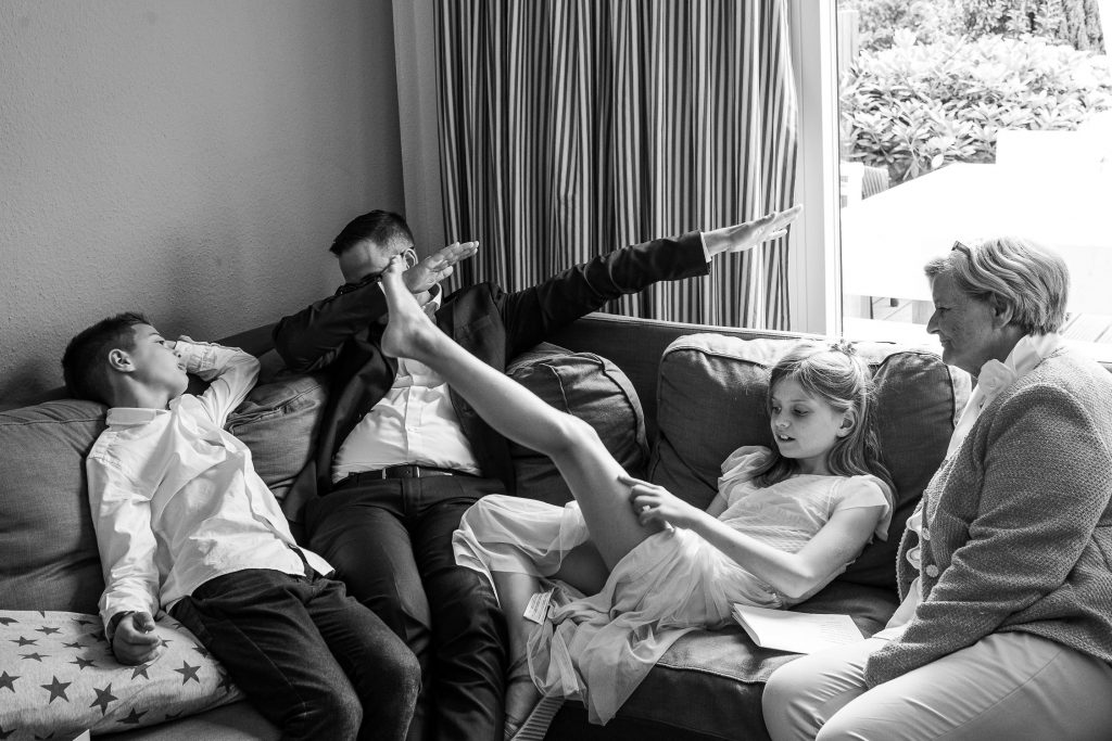 Hochzeitsgesellschaft kuschelt auf dem Sofa