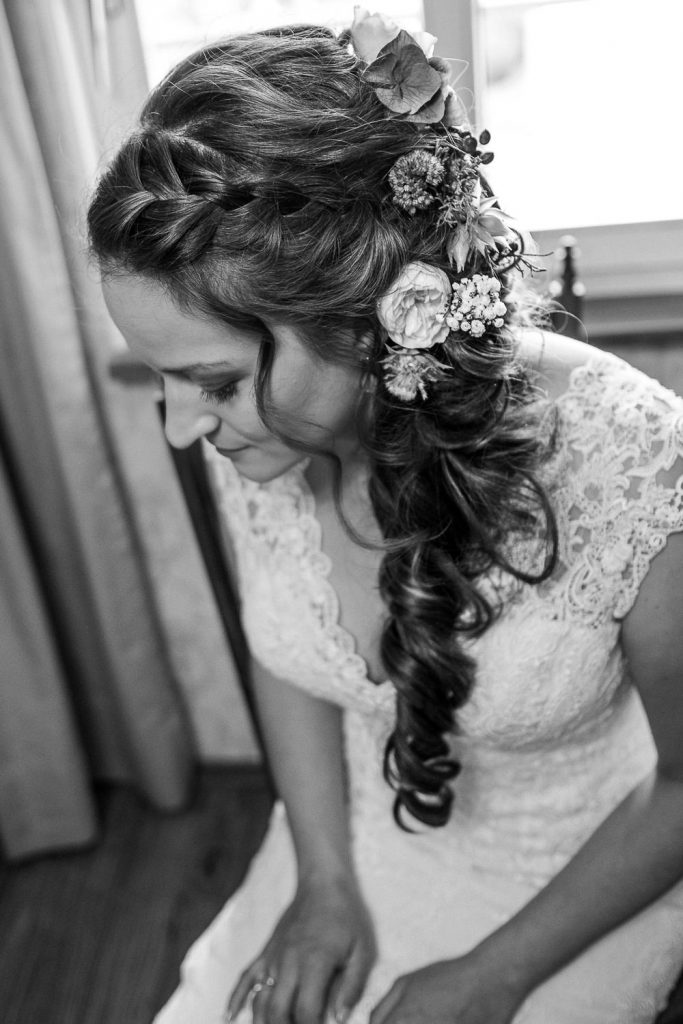 Brautportrait mit Flechtfrisur und Blumen im Haar