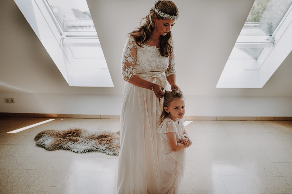 Braut flechtet ihrer kleinen Tochter die Haare, die das total doof findet