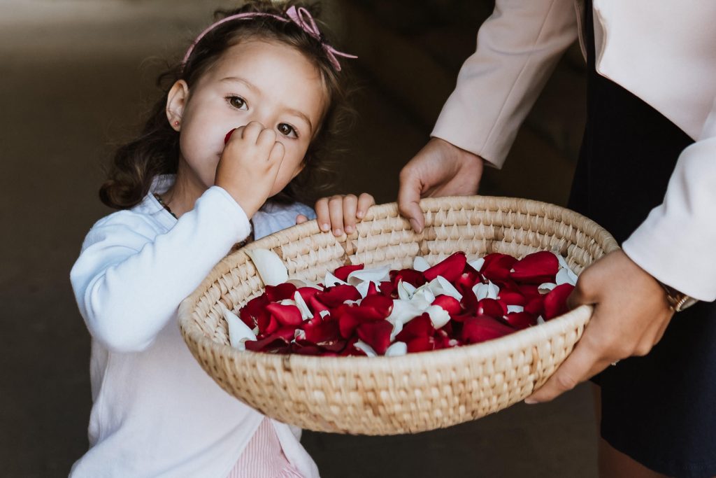 Blumenmädchen riecht an den Rosenblättern