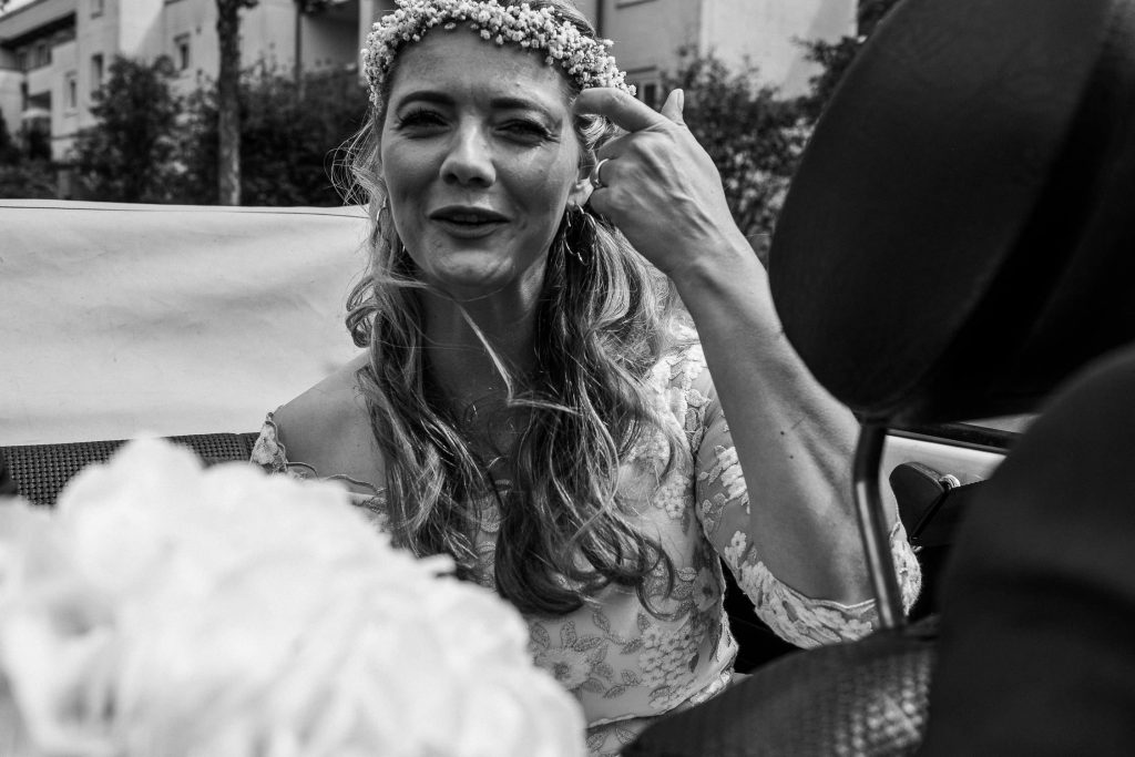 Braut streicht sich eine Haarsträhne aus dem Gesicht