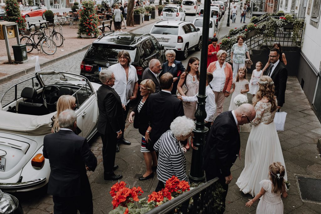 Hochzeitsgesellschaft vor dem Standesamt Kaiserswerth
