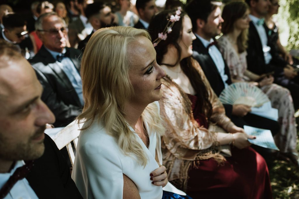 Frau mit Tränen in den Augen bei einer freien Trauung auf dem Hofgut von Hünersdorff