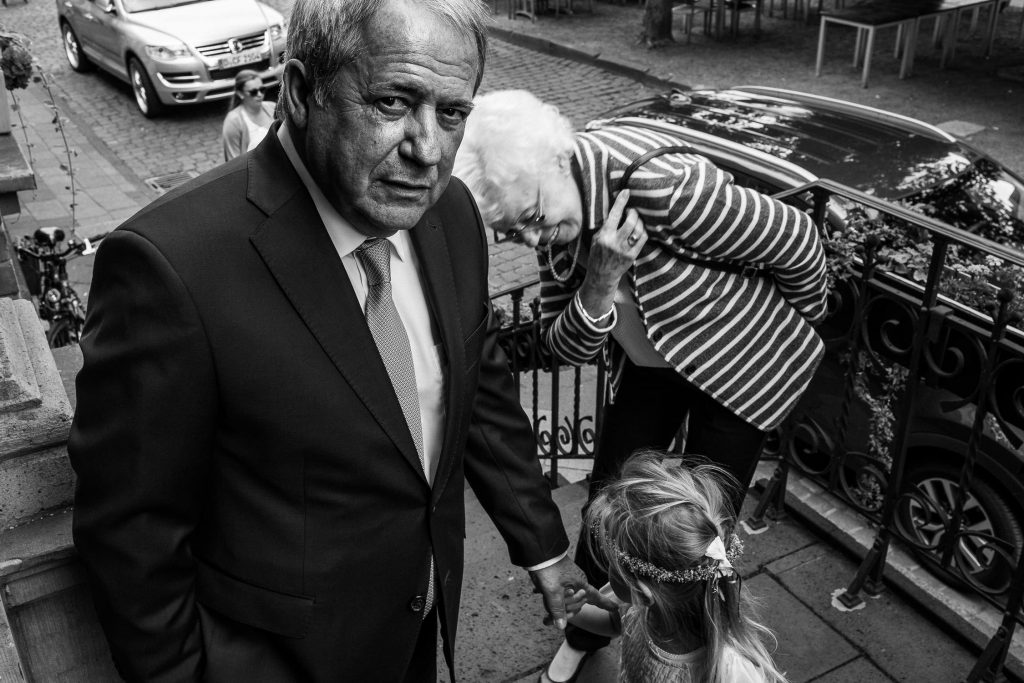 Großvater und Enkelin beim Eingang des Standesamt Kaiserswerth