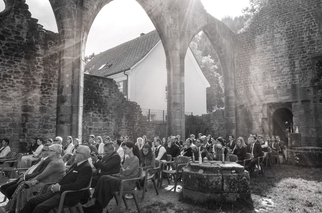Hochzeitsgäste während einer freien Trauung in der Klosterruine Allerheiligen