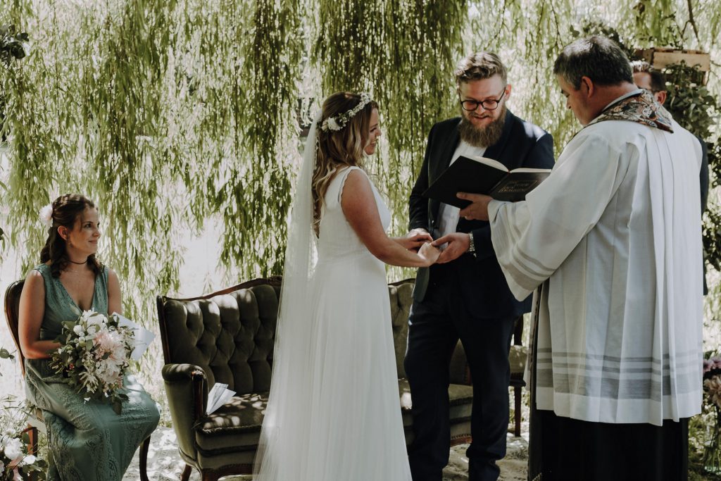 Brautpaar wird frei getraut auf dem Hofgut von Hünersdorff