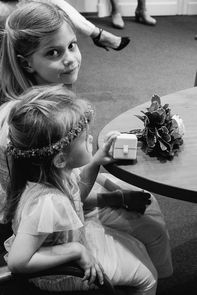 Blumenkinder passen im Standesamt Kaiserswerth auf die Trauringe auf