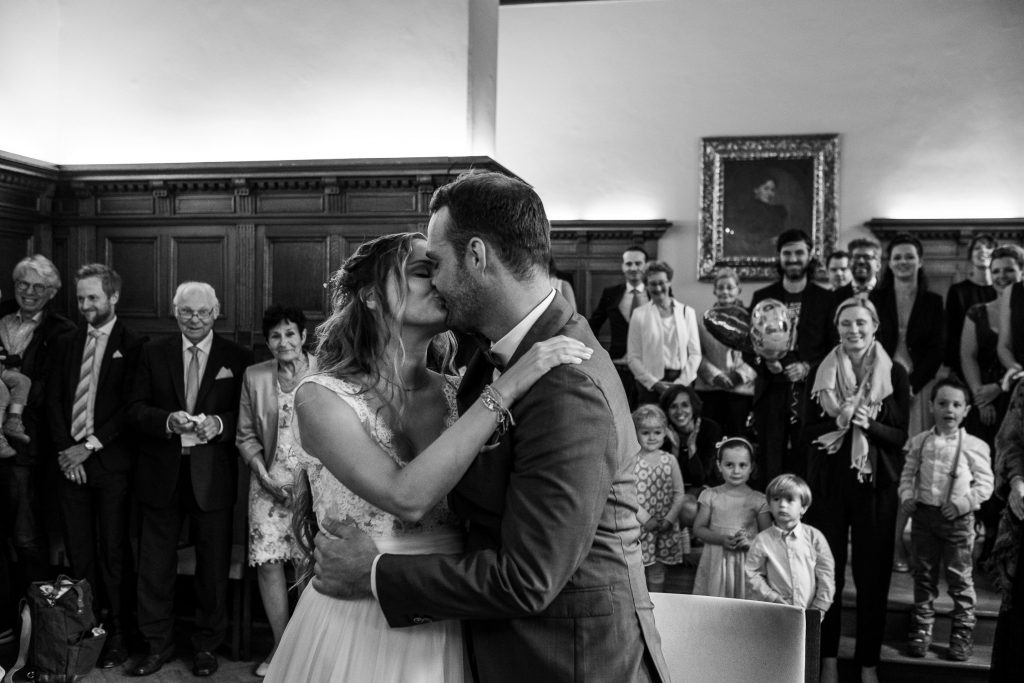 Brautpaar küsst sich im Standesamt Inselstrasse in Düsseldorf