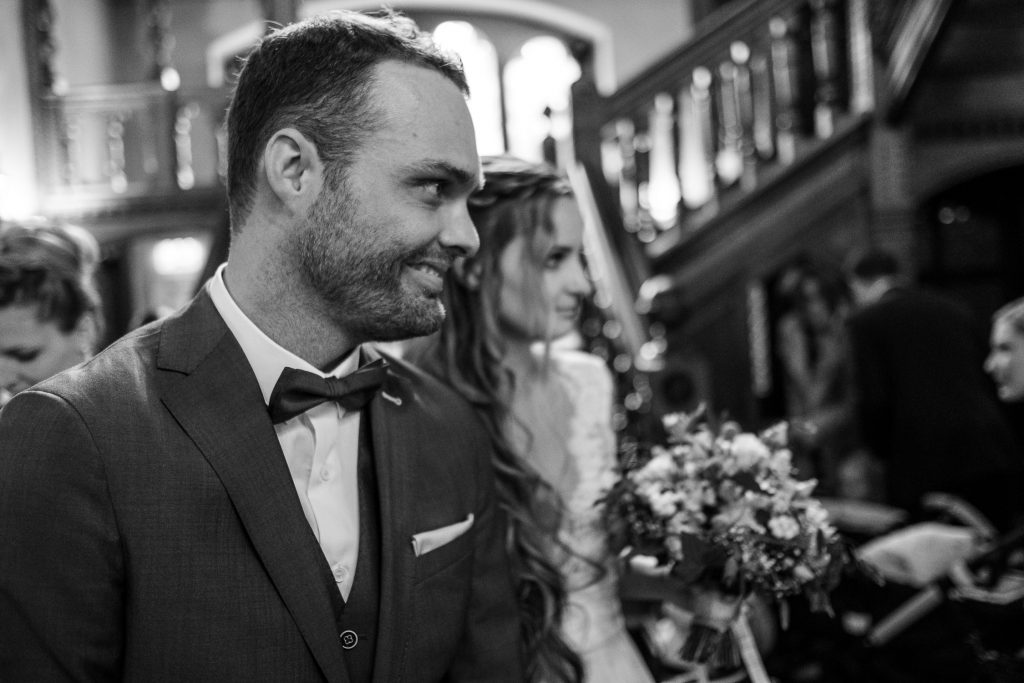 Portrait eines Bräutigams im Standesamt Inselstrasse in Düsseldorf