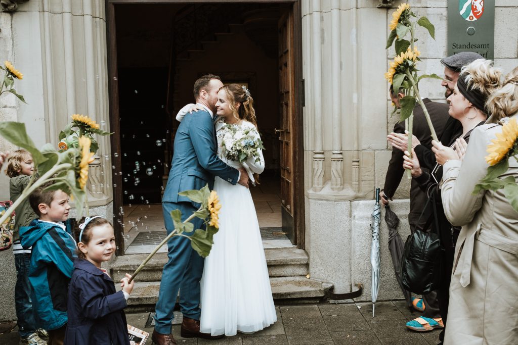 Auszug eines Brautpaares aus dem Standesamt Inselstrasse in Düsseldorf