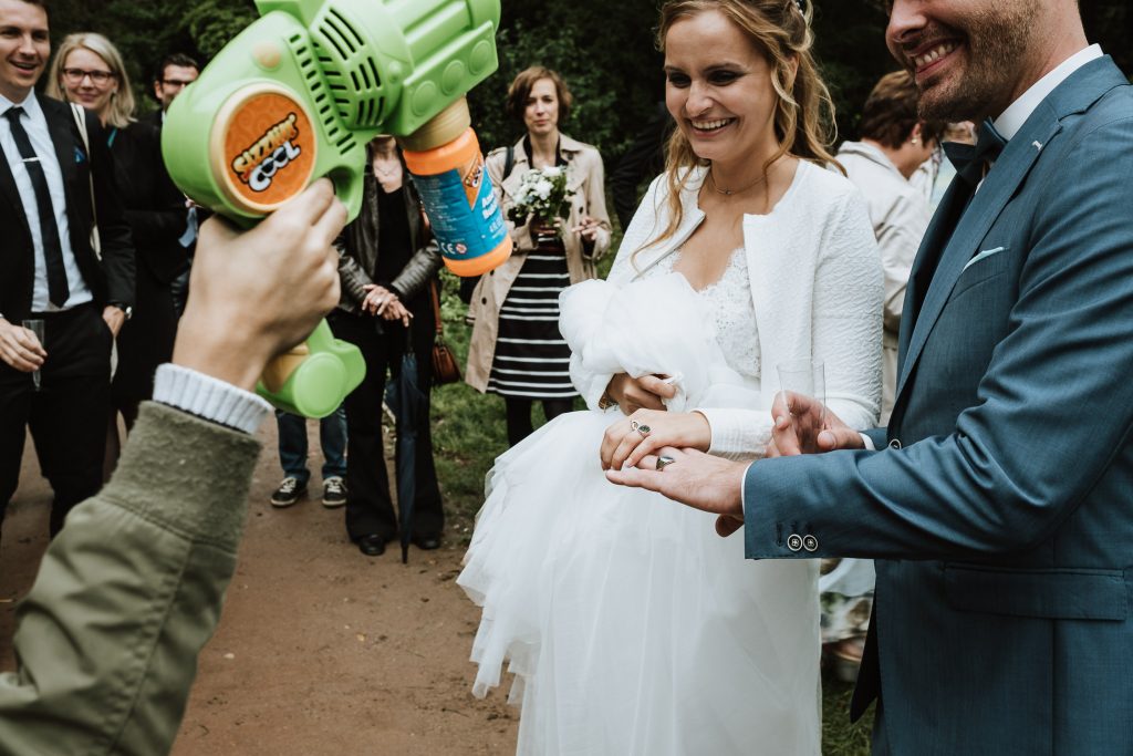 Seifenblasenkanone für ein Brautpaar vor dem Standesamt Inselstrasse in Düsseldorf