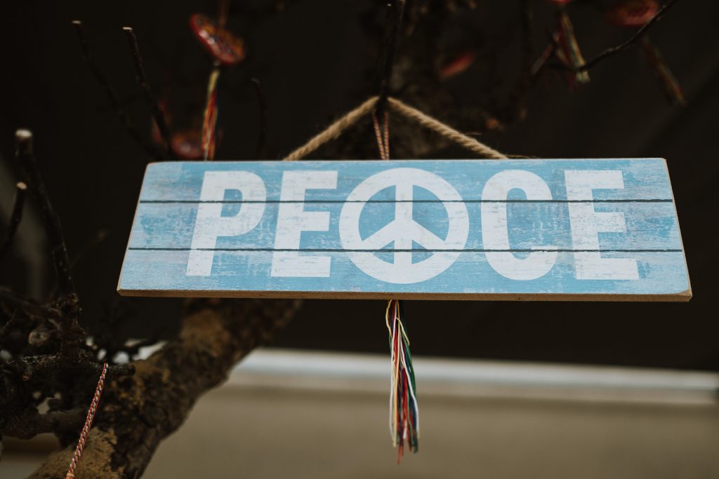 Peaceschild als Dekoration für eine Hochzeit in der Villa Rheinperle in Duisburg